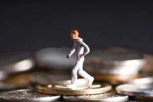 お金を稼ぐには「何かを捨てること」が必要です。